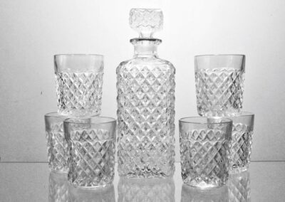 Odlivka vzor Káro ze soupravy lisovaného skla, poloautomatická výroba. Sklárna Libochovice