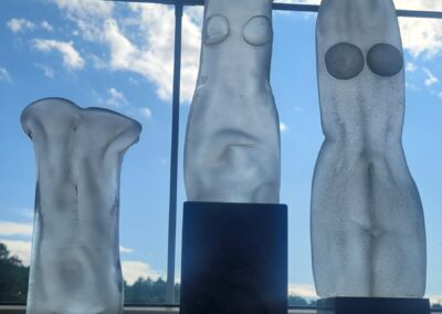 Skleněné plastiky a torza žen - sklárna Rosice 1987